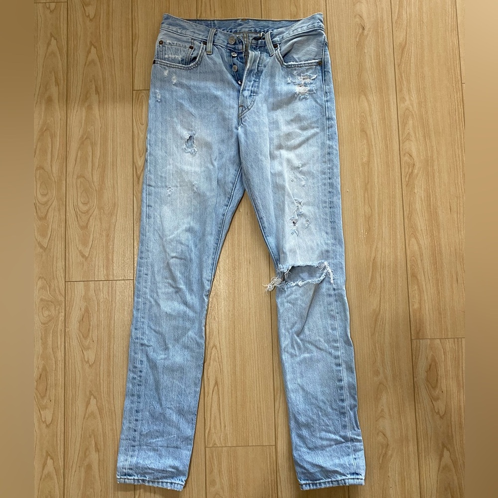 Levi’s 501 Straight Lightwash Distressed Jeans - W26